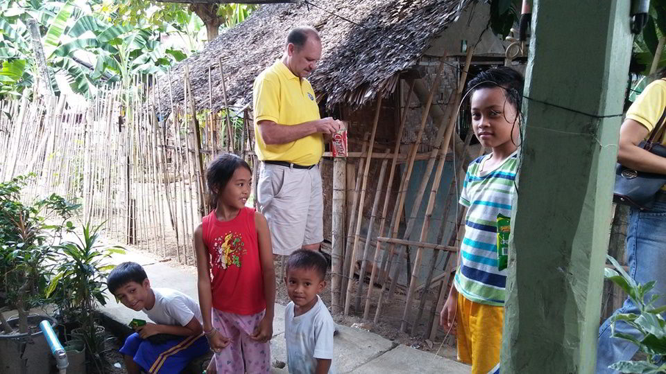 Ron with some of the children of Sitio Kasagingan, Tanjay City