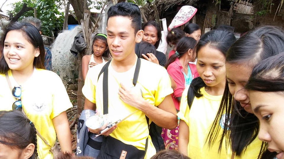 CEA volunteers interacting with Sitio Baybay children