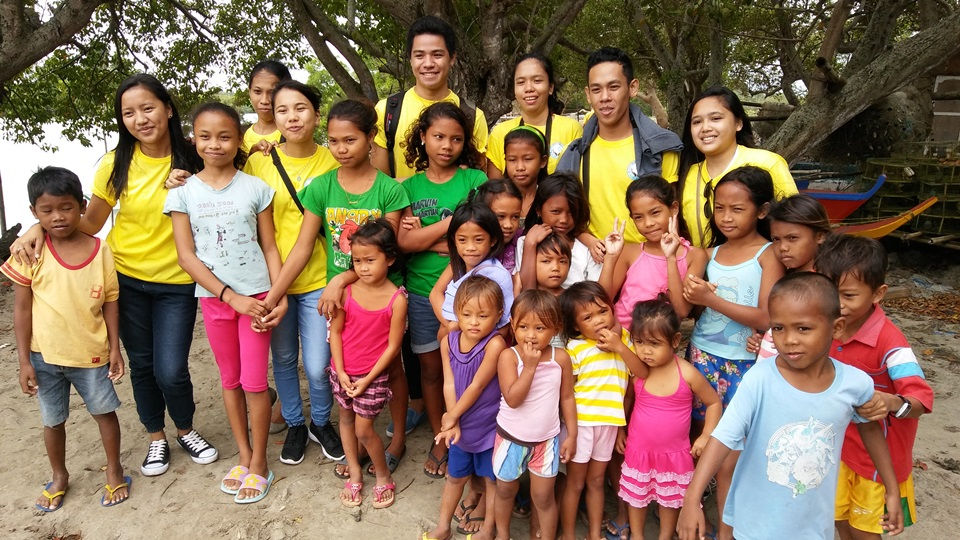 Volunteers with the Sitio Baybay children