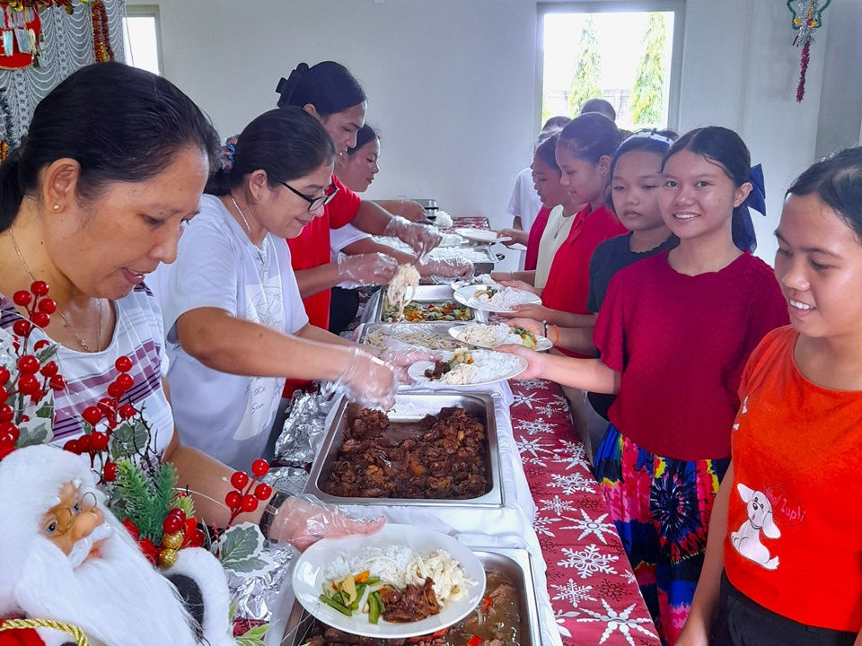 CEA Christmas 2024 meal for the CEA kids.